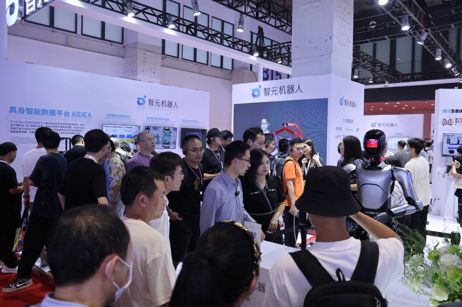 j9娱乐机器人亮相世界机器人大会WRC